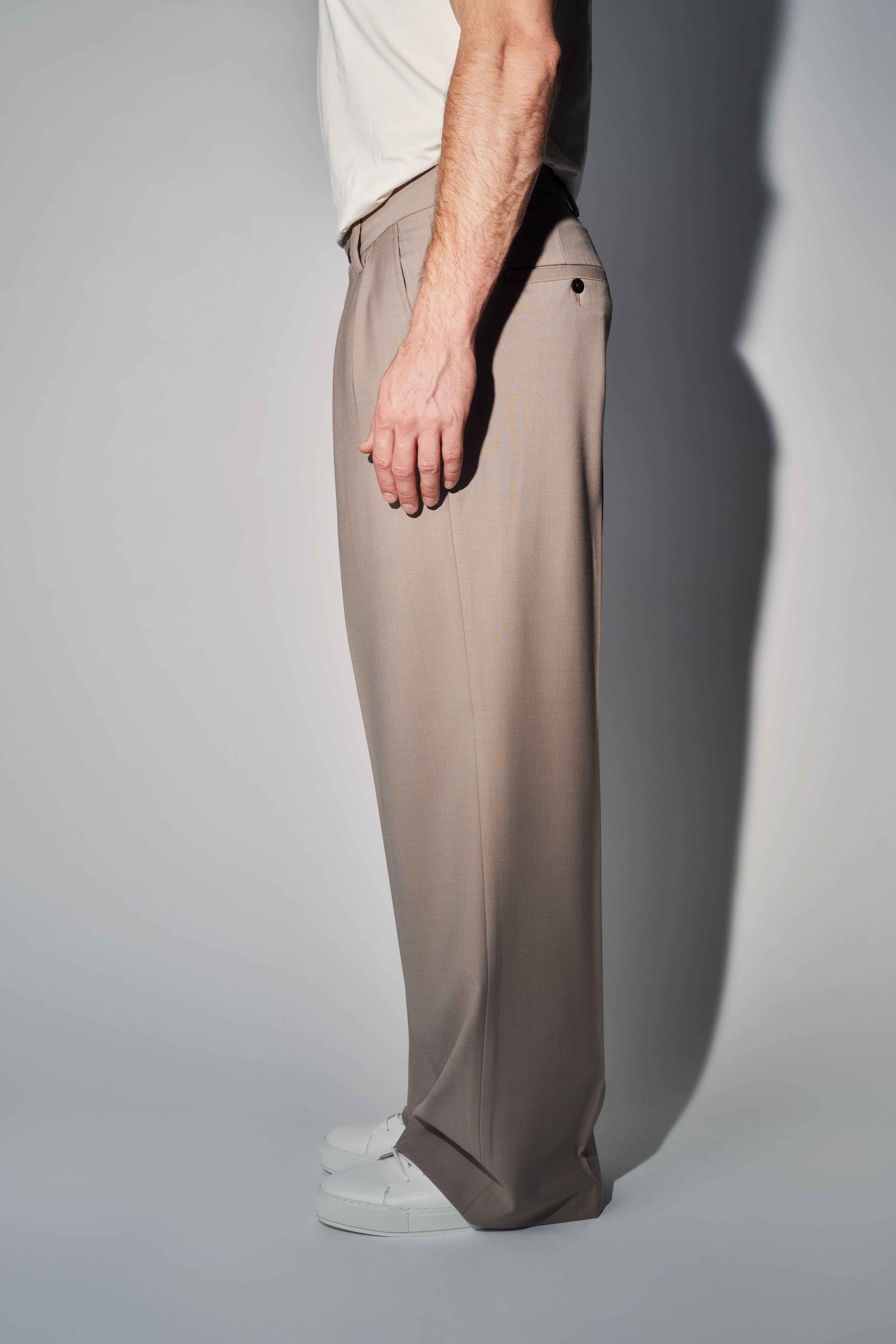 RÆR STUDIOS Pleated Wool Wide-Leg Trousers – Beige