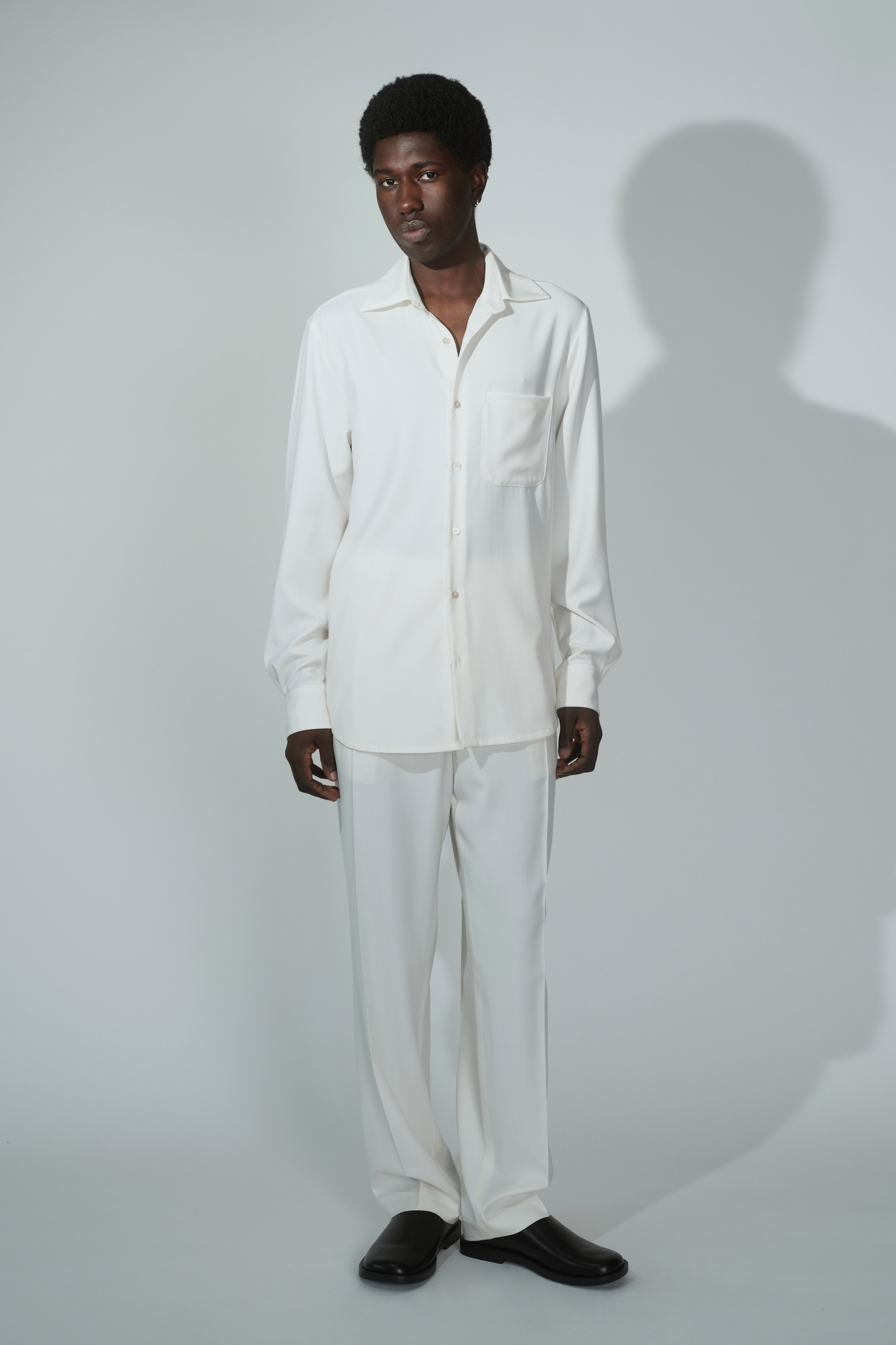 Complete look of RÆR STUDIOS x Kevin Lutolf shirt in off-white