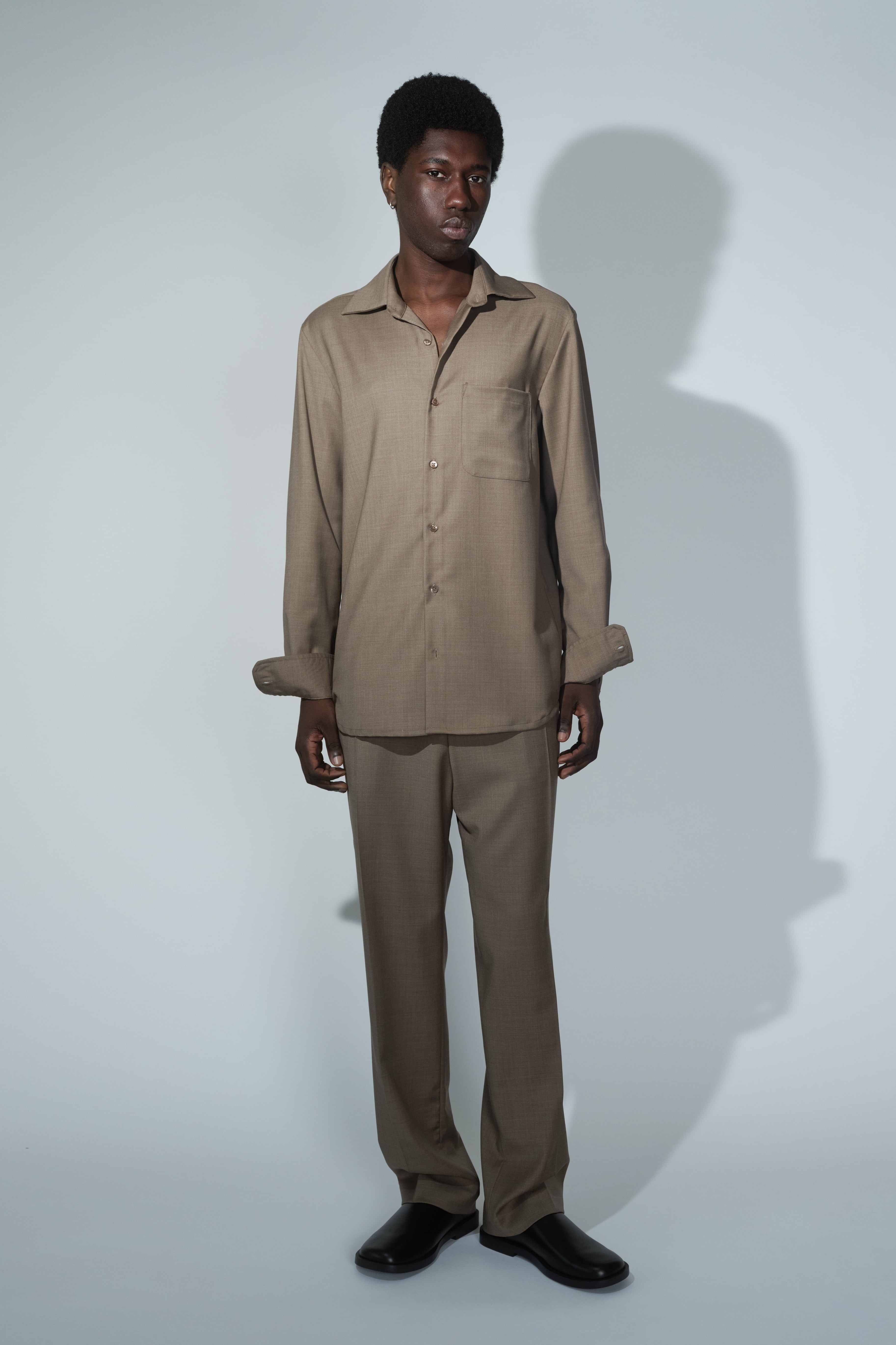 Complete look of RÆR STUDIOS x Kevin Lutolf shirt in olive